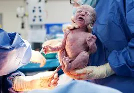 Imagen de archivo de un bebé recién nacido.