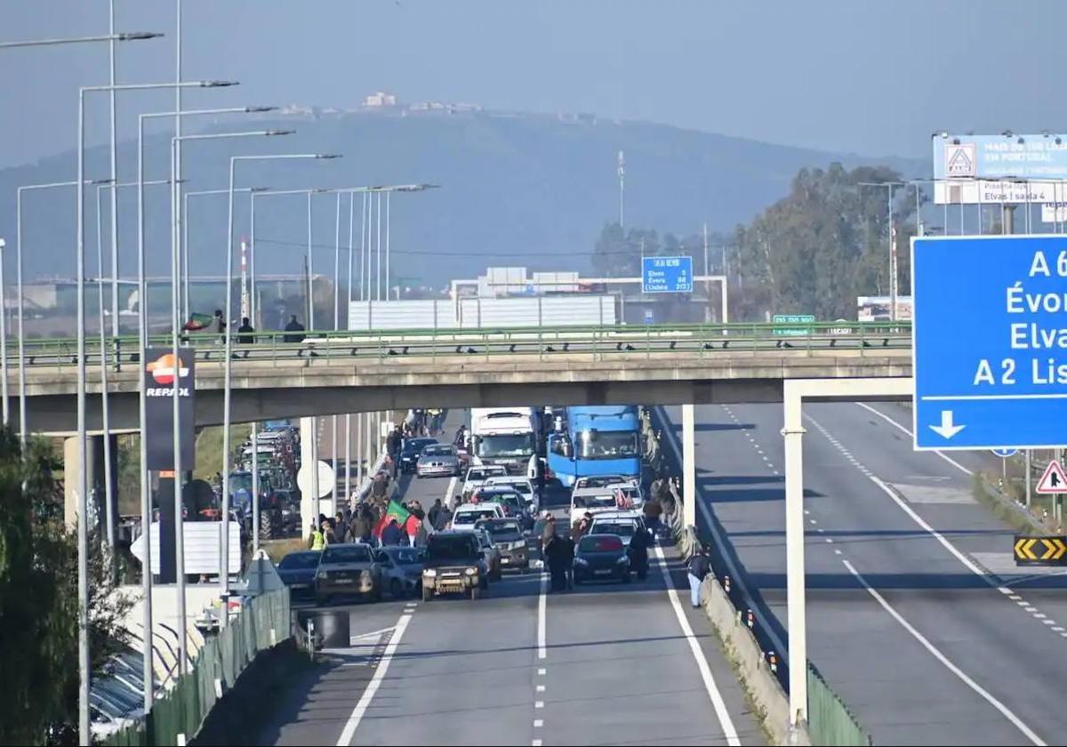 Corte en la A-5 por el bloqueo de los agricultores lusos en la frontera de Caya.