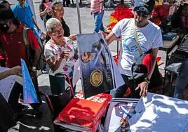 Nuevas Ideas, el partido de Bukele, reparte calendarios en una plaza en la capital salvadoreña durante la campaña electoral.