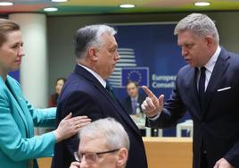 El primer ministro eslovaco, Robert Fico, se dirige a su homólogo húngaro, Viktor Orbán, durante la cumbre de líderes este jueves en Bruselas.