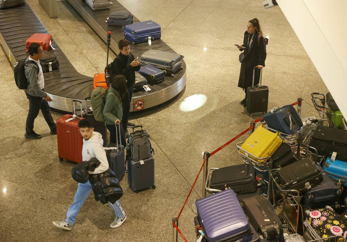 Los trabajadores del 'handling' aceptan la creación de una nueva empresa de Iberia y sellan la paz