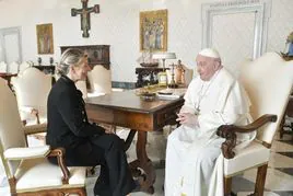 Yolanda Dïaz y el papa Francisco.