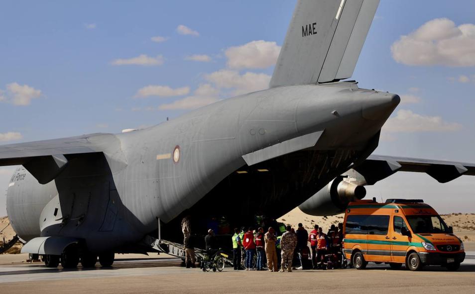 Imagen principal - Evacuados de Gaza por el paso fronterizo de Rafah, algunos heridos son palestinos son trasladados en avión para ser tratados en otros países como Qatar.