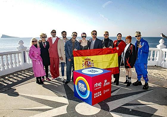 Los aspirantes a representar a España en Eurovisión posan en Benidorm antes de la final.