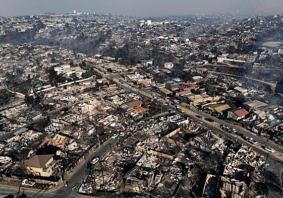 Suburbio próximo a la localidad de Viña del Mar arrasado por los incendios.