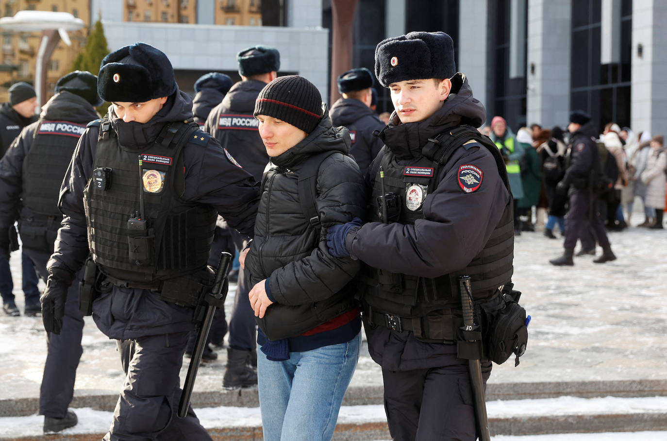 Dos policías se llevan detenido a un hombre durante la manifestación en Moscú.