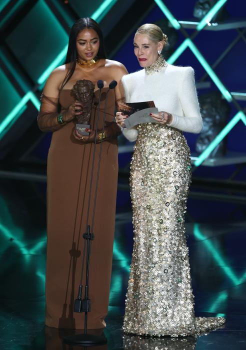 Imagen - Las actrices Berta Vázquez y Belén Rueda anuncian el Goya a mejor película europea, la noche del 11 de febrero de 2023.