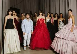 Jorge Redondo rodeado de modelos con sus diseños.