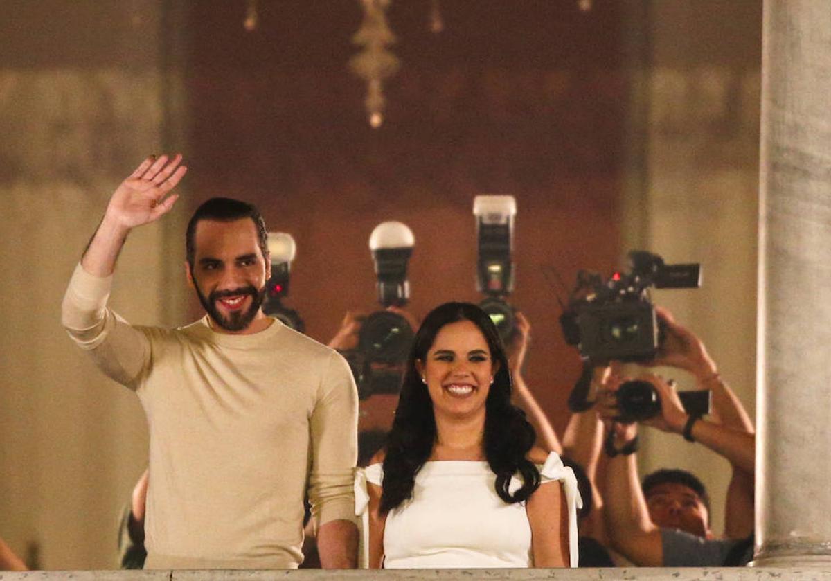 Bukele junto a su esposa en el balcón del Palacion Nacional, durante la autoproclamación de su victoria.