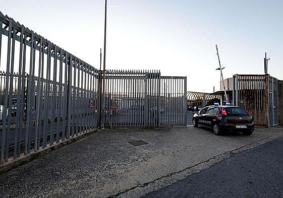 Un coche de Policía accede al cetro de internamiento de inmigrantes de Ponte Galeria.