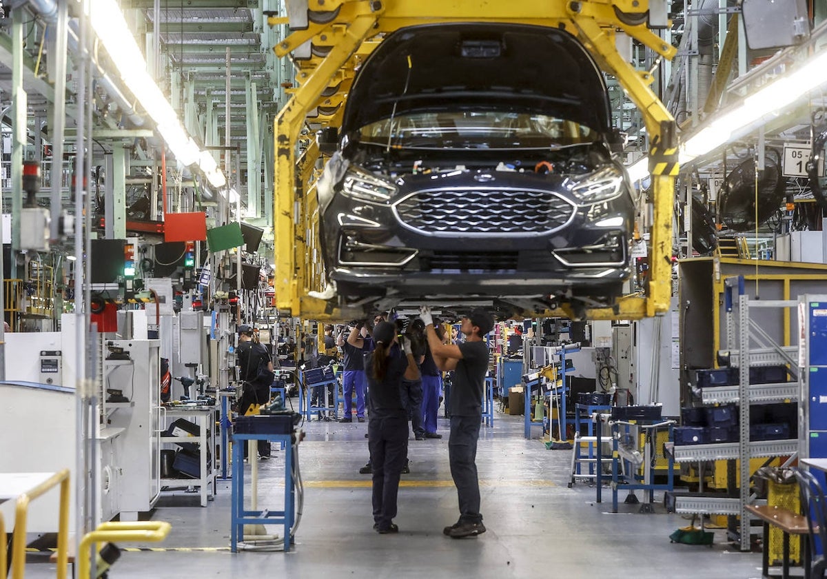 Trabajadores en la planta de Ford Almussafes.