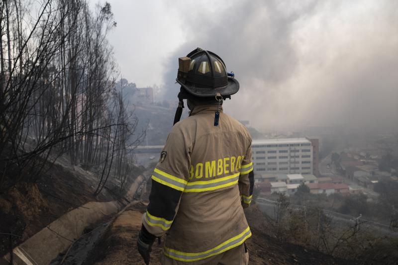 Un bombero observa los incendios forestales que afectan la zona de Canal Beagle, Viña del Mar.