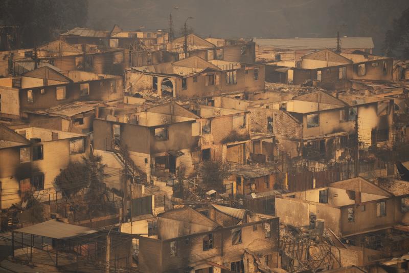 Viviendas afectadas por los incendios forestales en El Olivar, Viña del Mar.