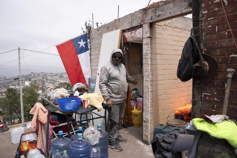 Un hombbre muestra su casa en Achupallas afectada por los incendios forestales de Viña del Mar.