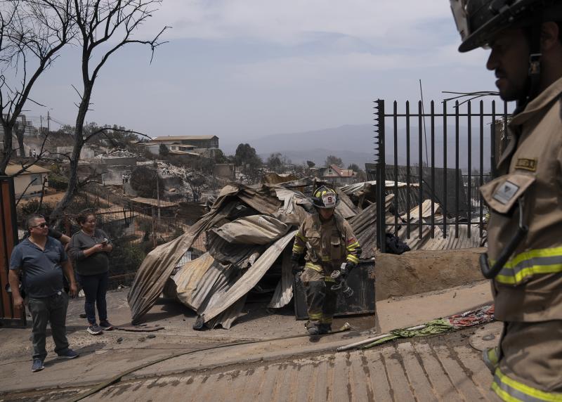 Bomberos acuden al sector de Achupallas, afectado por los incendios forestales de Viña del Mar.