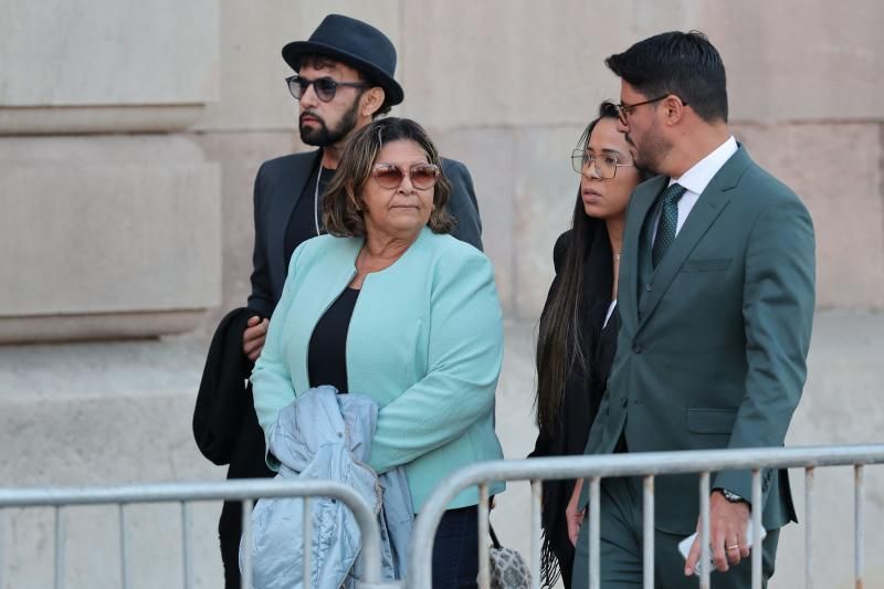 La madre y el hermano de Dani Alves han querido acompañar al exfutbolista en el juicio en la Audiencia de Barcelona.