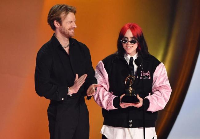 Finneas y Billie Eilish tras ganar el Grammy a la canción del año.