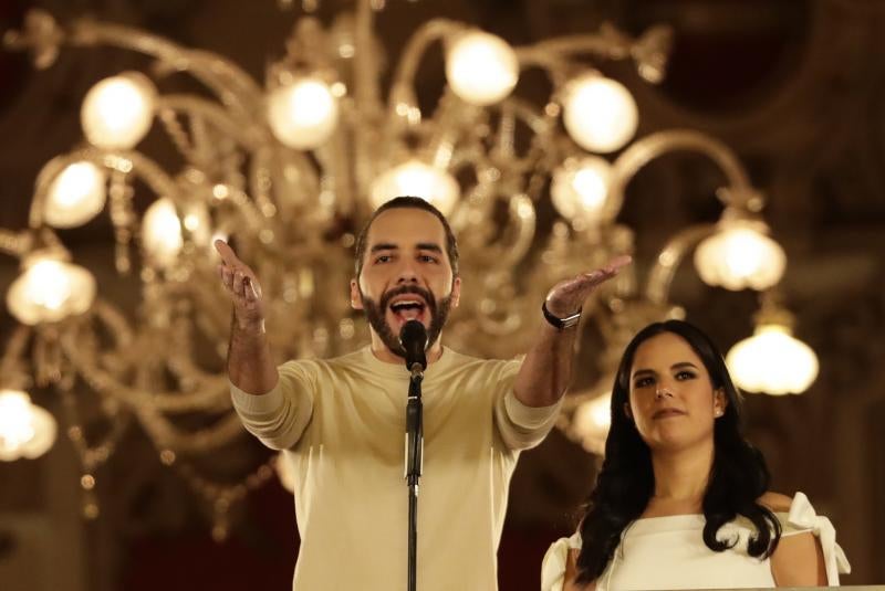 El reelegido presidente de El Salvador, Nayib Bukele, se dirige a sus seguidores desde el Palacio Nacional junto a su esposa, Gabriela Rodríguez.