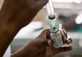 Una enfermera prepara una vacuna