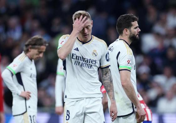 Los jugadores del Real Madrid se lamentan por el empate en el derbi del domingo.