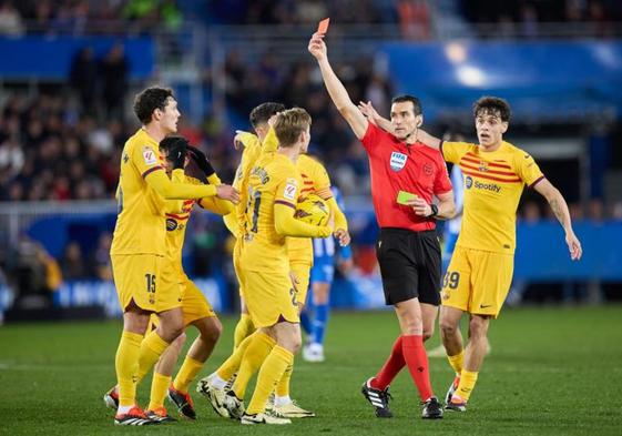 Jose Luis Martinez Munuera muestra una tarjeta roja a Vitor Roque, jugador del Barça