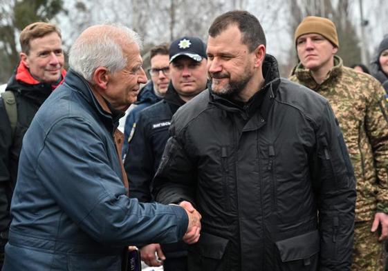 El jefe de la diplomacia de la UE, Josep Borrell, saluda al ministro del Interior de Ucrania, Ihor Klymenko, ayer en Kiev.