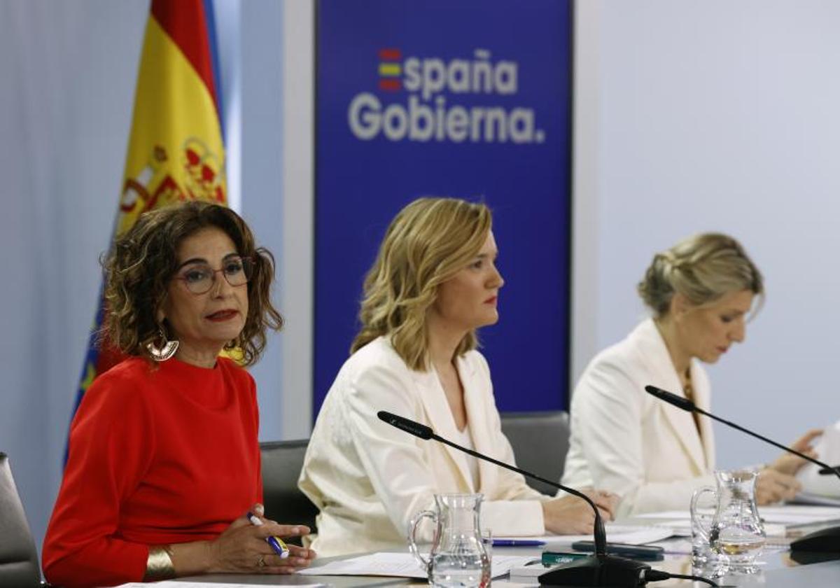 - La vicepresidenta primera y ministra de Hacienda, María Jesús Montero (i-d), la ministra de Educación, Formación Profesional y Deportes y portavoz del Gobierno, Pilar Alegría, y la vicepresidenta segunda y ministra de Trabajo y Economía Social, Yolanda Díaz