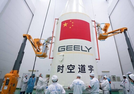 Ingenieros de Geely se preparan para el lanzamiento de un satélite.