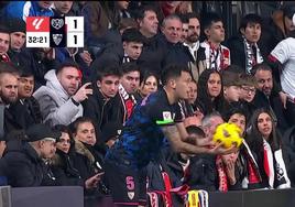 El aficionado mete el dedo en el culo del futbolista del Sevilla