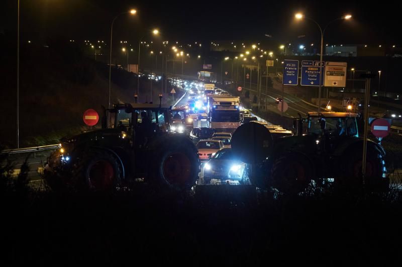 La carretera PA-31, en Pamplona, Navarra, colapsada como consecuencia de la manifestación de tractores.