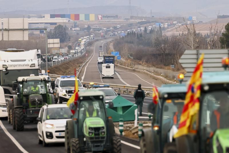 Los agricultores se concentran con sus tractores en la A2 a la altura de La Almunia (Zaragoza).