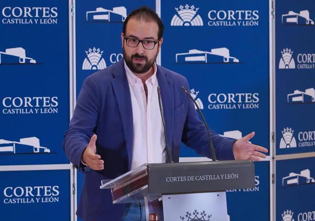 Ángel Hernández, durante una rueda de prensa en las Cortes.