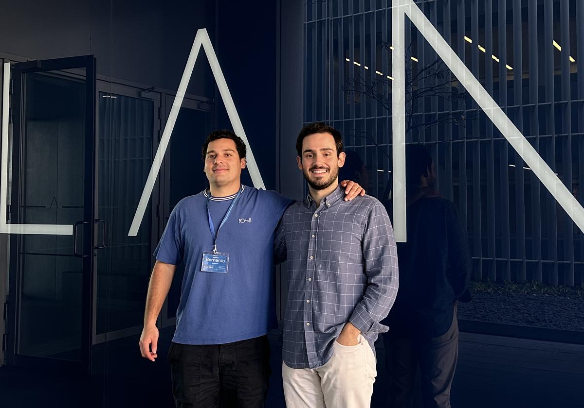 Bernardo Benshimol Toro y Alejandro Carrera Santos, fundadores de YourStep en la puerta de la Sede de Lanzadera.