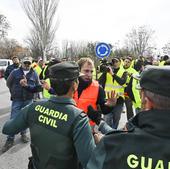 Las protestas del campo dejan 12 detenidos por enfrentarse a la Guardia Civil