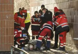 Personal sanitario inspecciona el cuerpo de una de las víctimas del ataque con misiles en Kiev.
