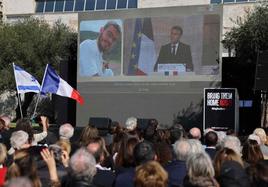 Ciudadanos israelíes siguen desde una pantalla gigante en Tel Aviv la ceremonia celebrada este miércoles en París.