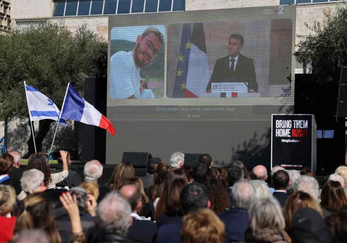 Ciudadanos israelíes siguen desde una pantalla gigante en Tel Aviv la ceremonia celebrada este miércoles en París.