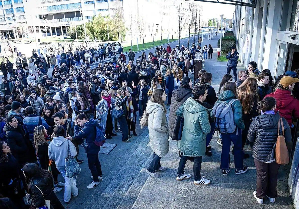 Estudiantes antes de iniciar un examen MIR.