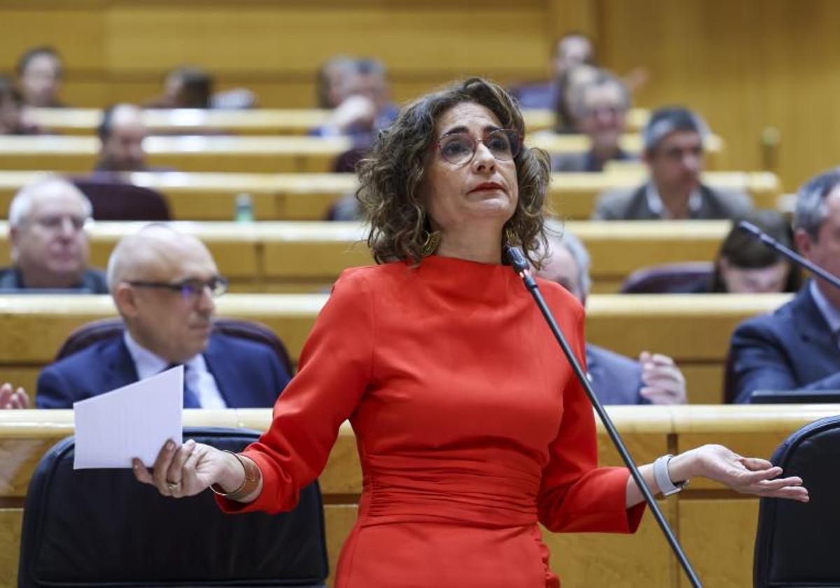 La ministra de Hacienda y vicepresidenta primera, María Jesús Montero, en el Senado