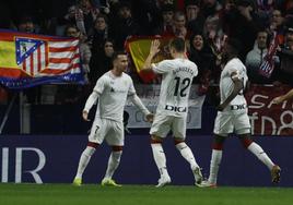 Álex Berenguer (i) celebra con sus compañeros el gol de penalti que le dio anoche la victoria al Athletic en la ida de las semifinales de Copa