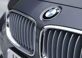 Logotipo de BMW en uno de sus vehículos
