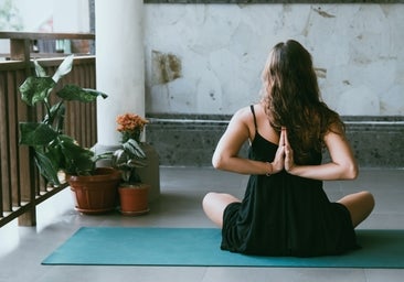 Todo lo que necesitas para practicar yoga en casa