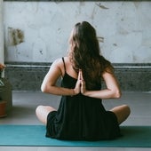 Todo lo que necesitas para practicar yoga en casa