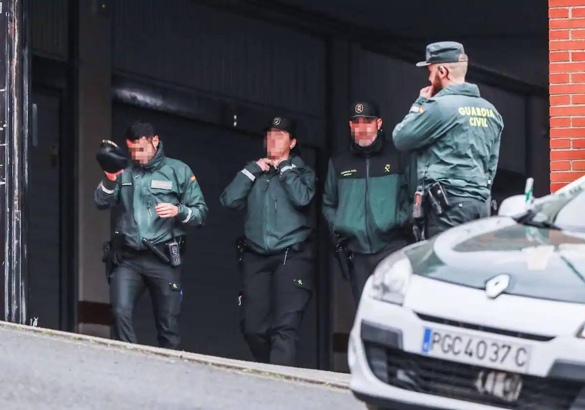 Imagen principal - Imágenes de esta mañana, en las inmediaciones del domicilio familiar. 