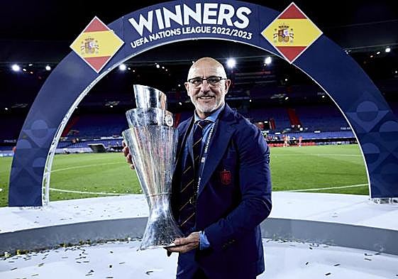 El seleccionador español, Luis de la Fuente, posa con el trofeo conquistado en junio de 2023.