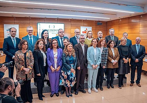 La ministra Mónica García, con los consejeros autonómicos.