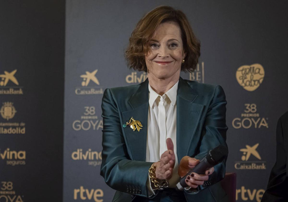 Sigourney Weaver, aplaudiendo al final de la rueda de prensa.