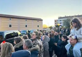 Un centenar de personas aguarda a la entrada del Hotel AC Santa Ana la salida de los invitados a los Goya 2024.