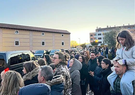 Un centenar de personas aguarda a la entrada del Hotel AC Santa Ana la salida de los invitados a los Goya 2024.
