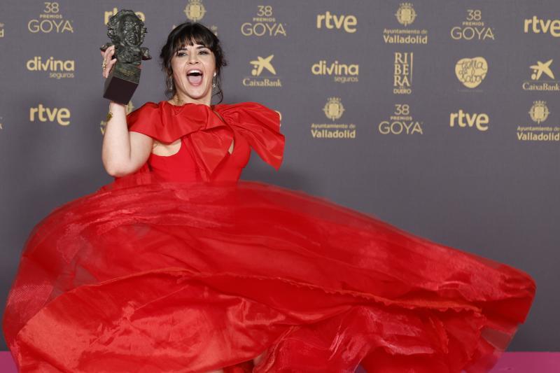 La actriz Janet Novás posa con el premio a la Mejor Actriz Revelación por su trabajo en 'O corno'